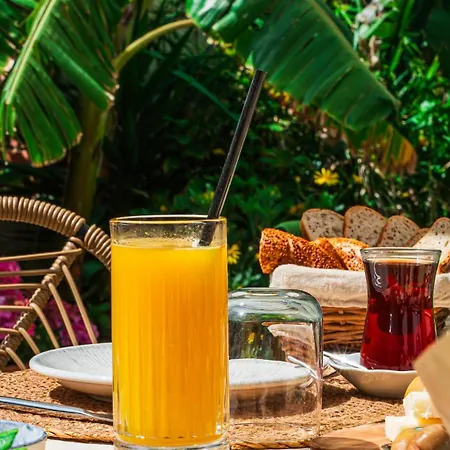 Pom Alaçatı Boutique Otel *