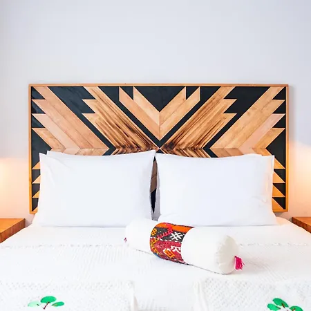 Pom Alaçatı Boutique *